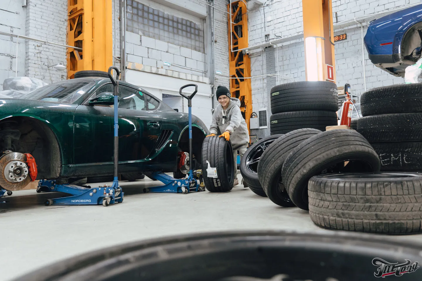 Фирменный Шиномонтаж на вибростенде на оборудовании Hunter для Porsche Caymаn: справится даже ребенок!